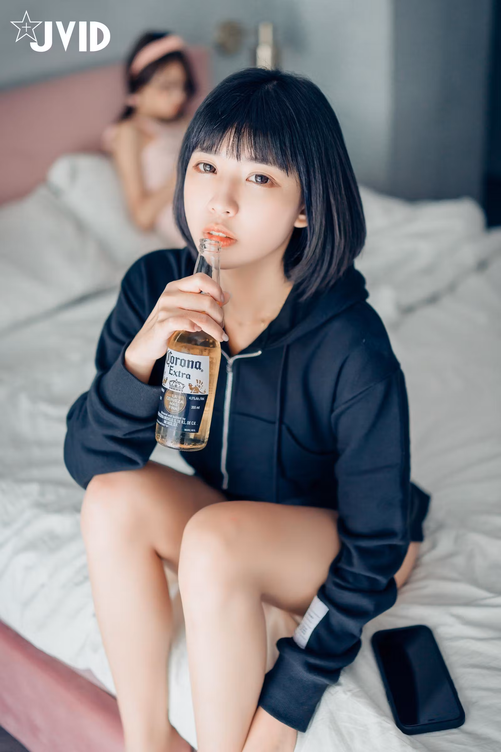 妍妍戴眼镜身穿粉色居家睡衣依偎在果寶寶怀里
